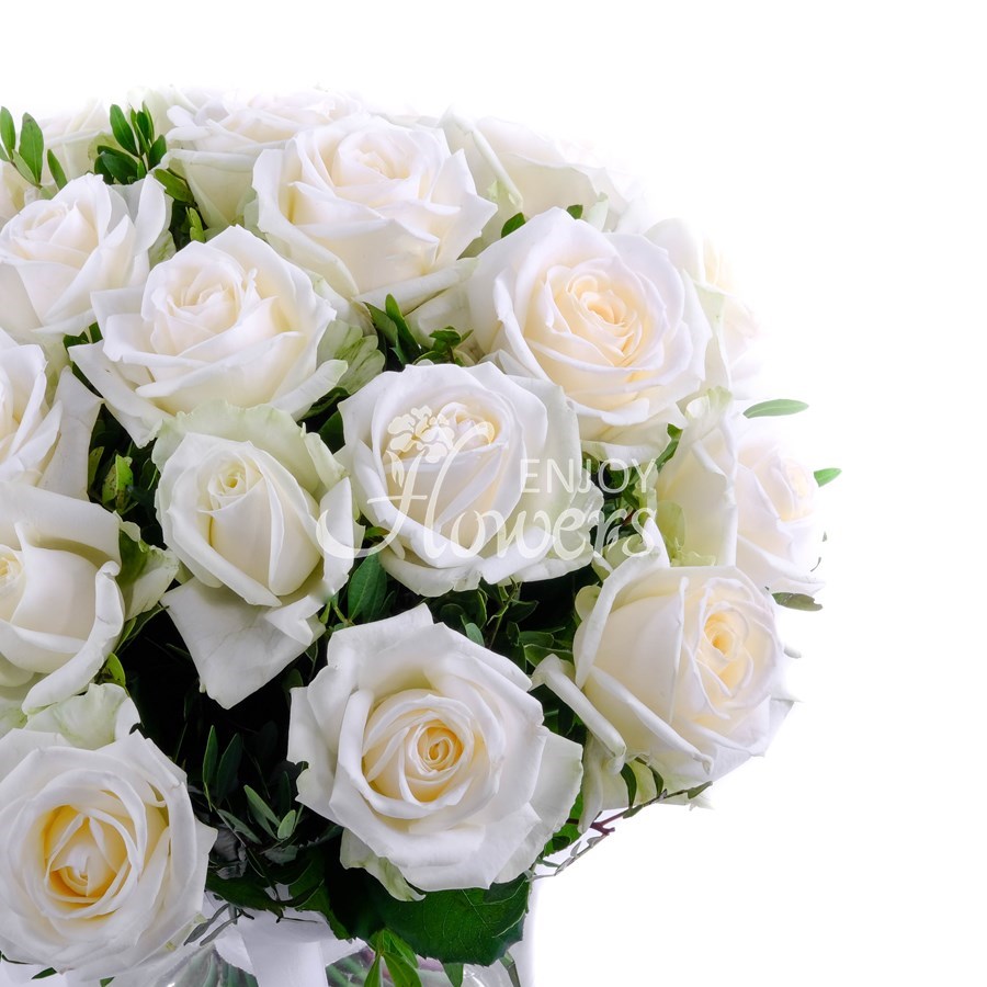 Букет из 25 белых роз "Светлый праздник"