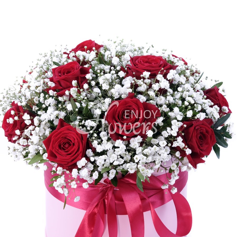 Красные розы с гипсофилой в коробке "Простая классика"